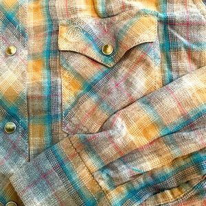 Nice Western Wangler shirt, light weight soft pearl snap button up.